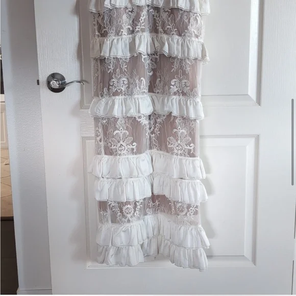 V. Chapman White Lace Gown - Picture 4 of 13